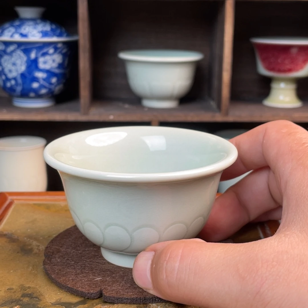 柴窑青釉刻花纹饰压手杯