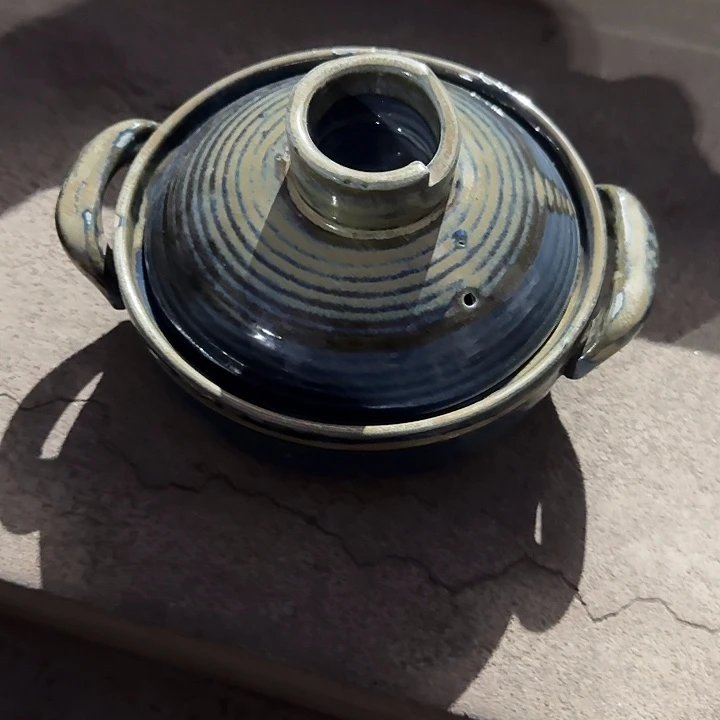 在***上瓷片陶瓷盘子碗啥都有