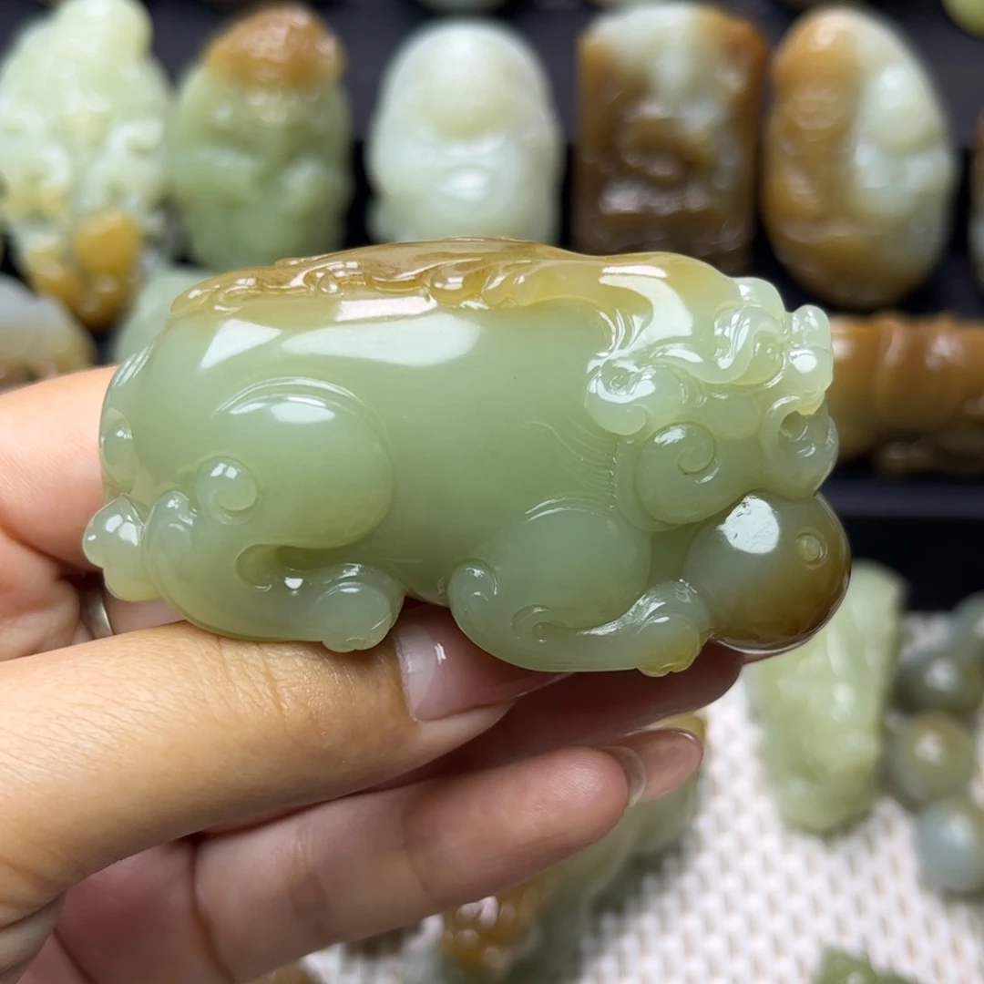 爽***歪未镶嵌和田玉把件