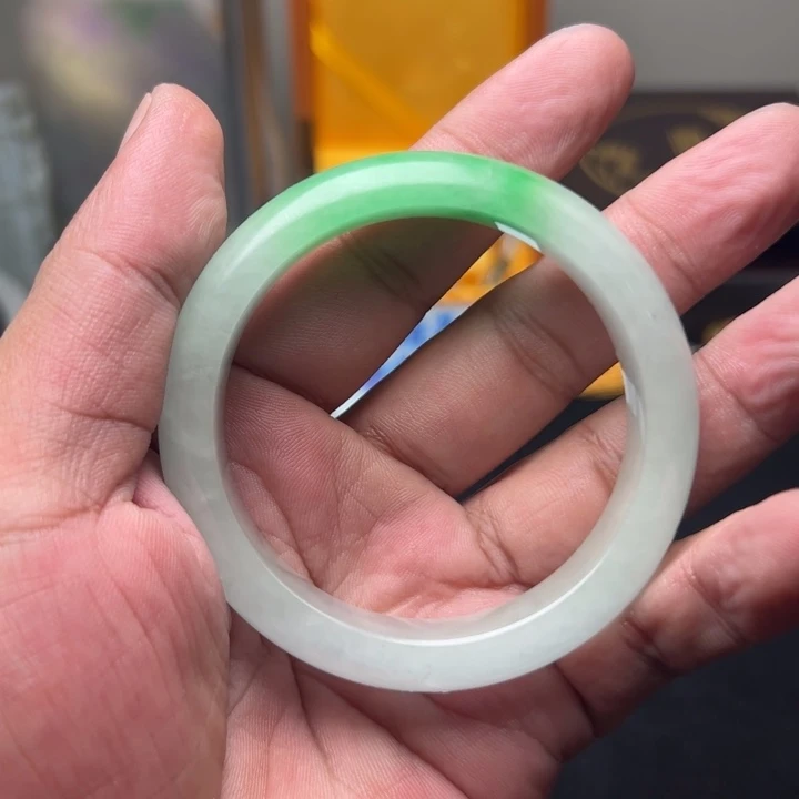 未镶嵌手镯翡翠白底青手镯