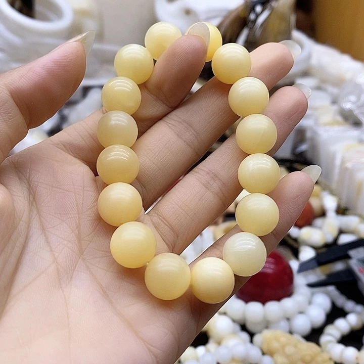 垚*珠子的颜色是红色的