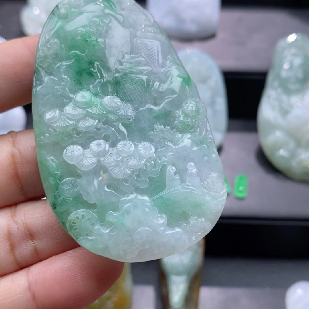 翡翠未镶嵌颈饰山水