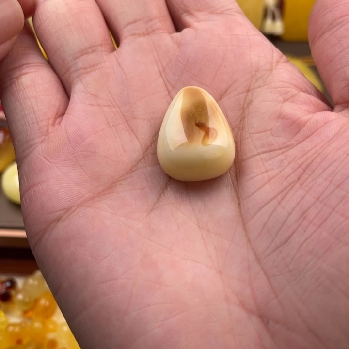 琥珀未镶嵌颈饰如图