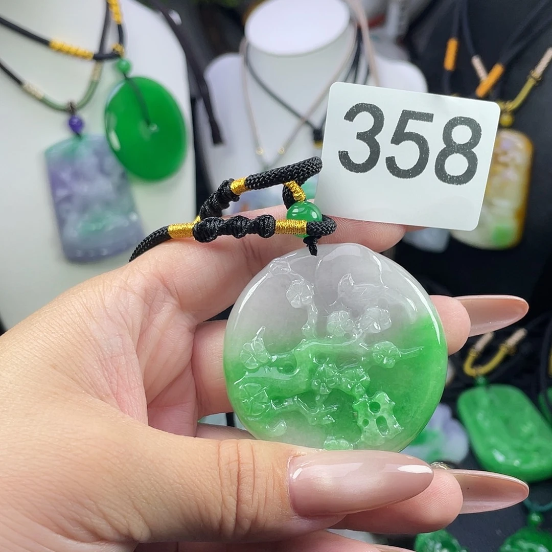 翡翠未镶嵌吊坠(赠链)