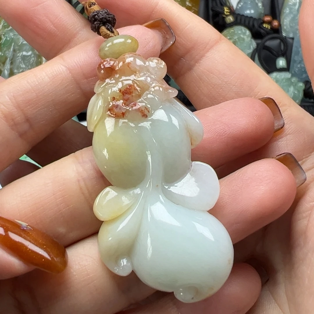 翡翠未镶嵌颈饰鱼