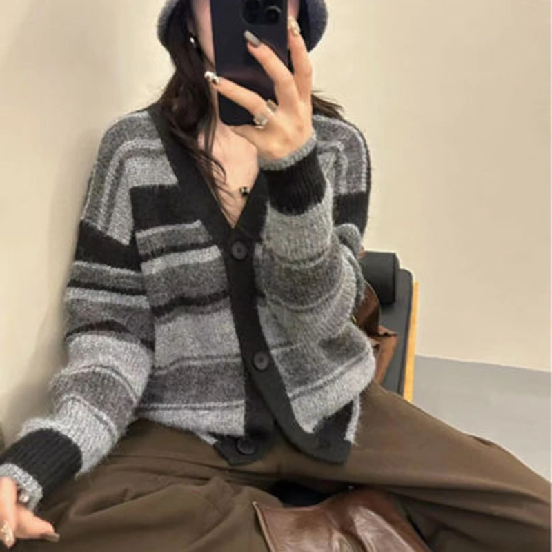 秋季开衫长袖拼色条纹上衣女2025早秋慵懒风休闲百搭宽松针织衫