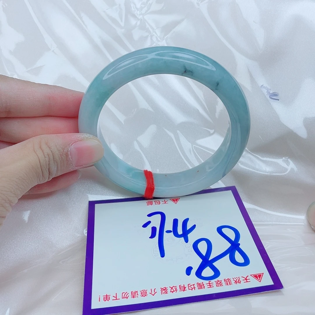 翡翠手镯未镶嵌翡翠