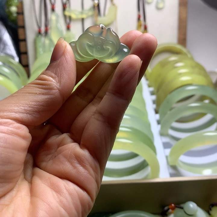 蛇纹石玉未镶嵌手镯