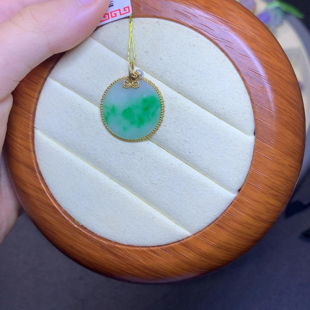 翡翠18K金镶嵌颈饰