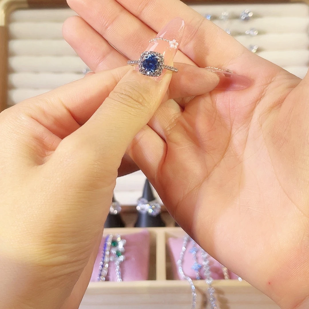 925银合成碳硅石方包蓝钻一卡12圈