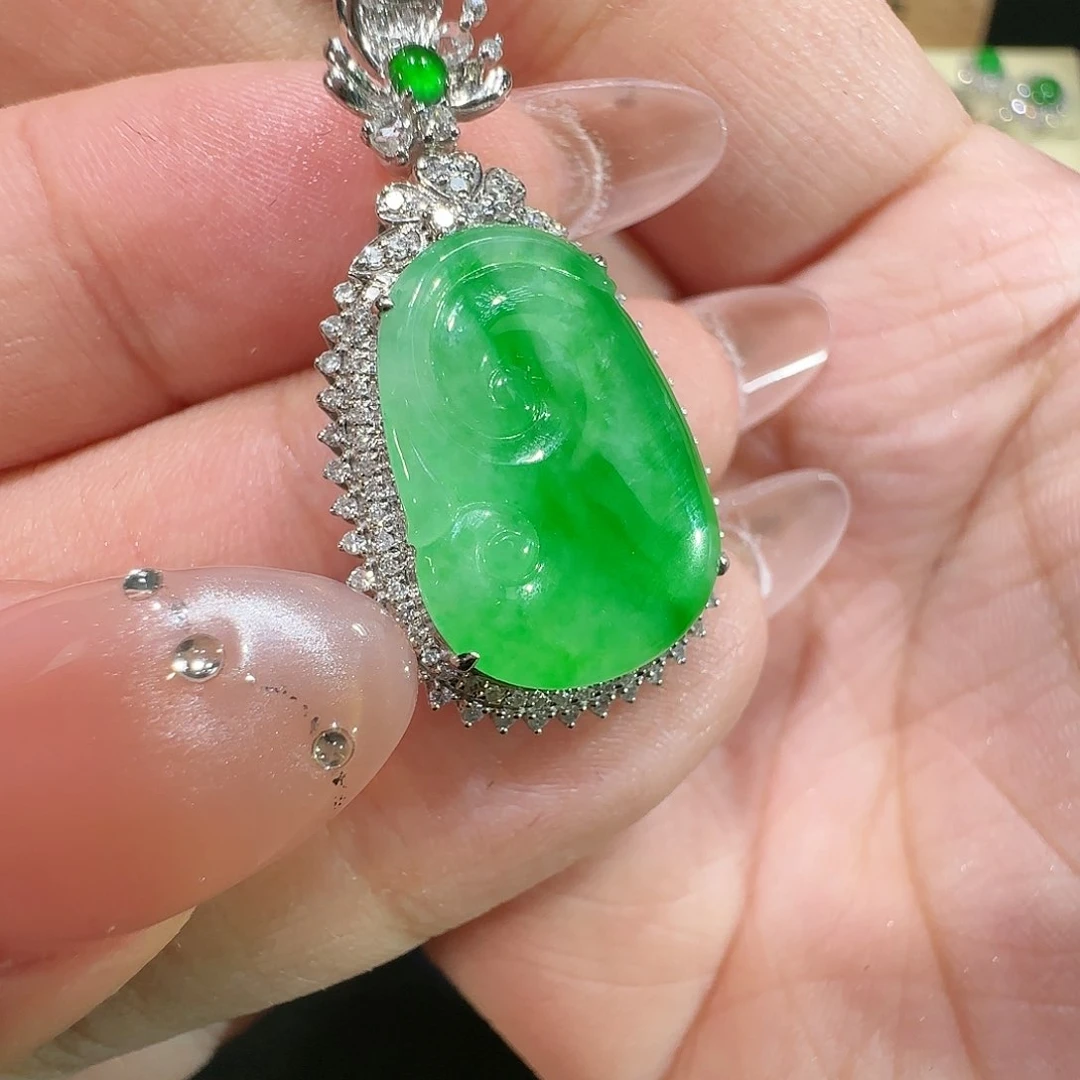 【闪购商品】颈饰18K金镶嵌翡翠