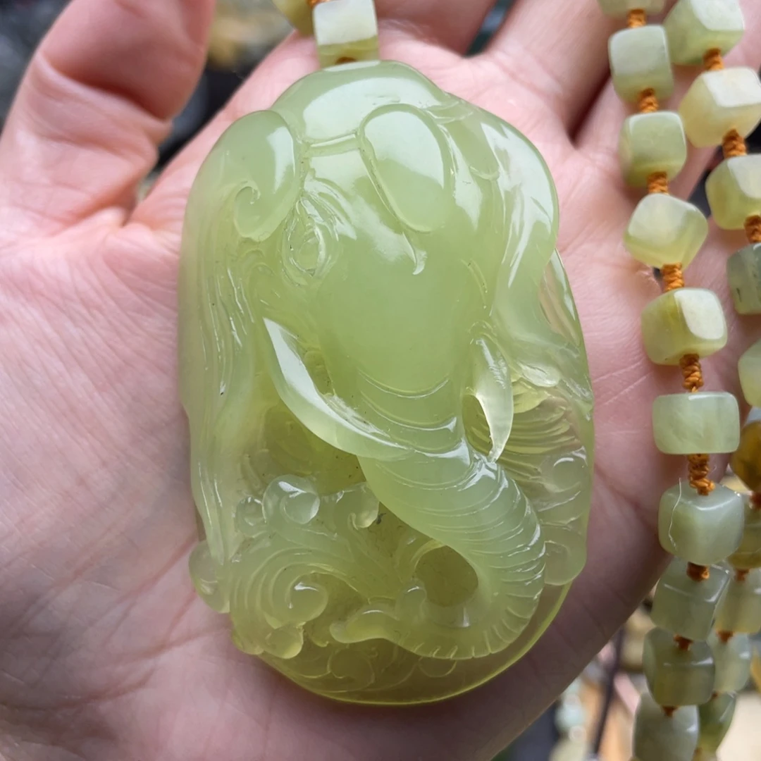 蛇纹石玉颈饰未镶嵌