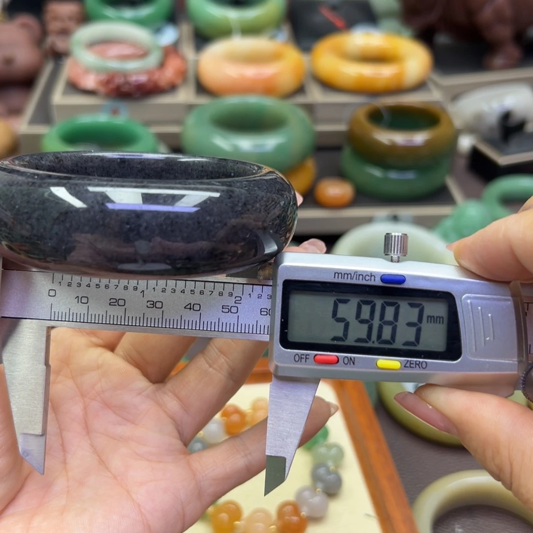 未镶嵌手镯石英岩玉