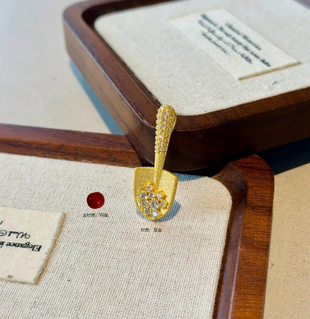 【金缘】足金玛瑙精致金铲铲吊坠FG312
