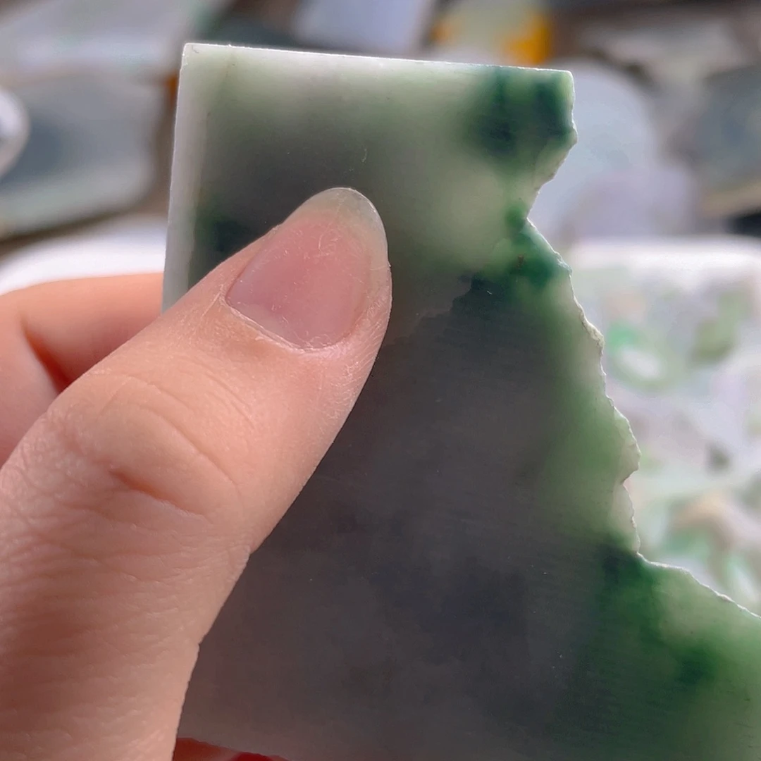 颈饰未镶嵌翡翠。