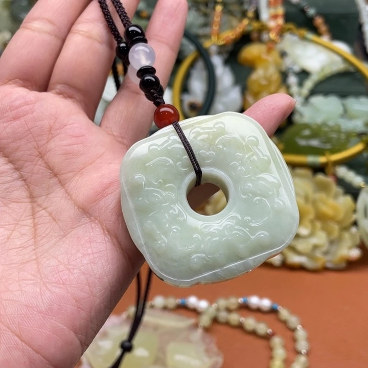 蛇纹石玉吊坠合金