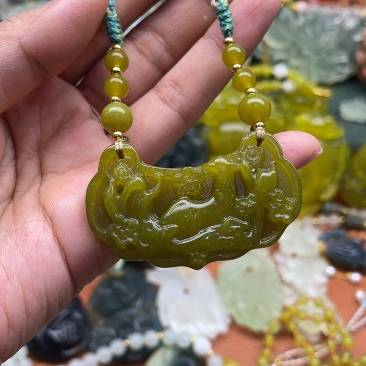 未镶嵌蛇纹石玉吊坠