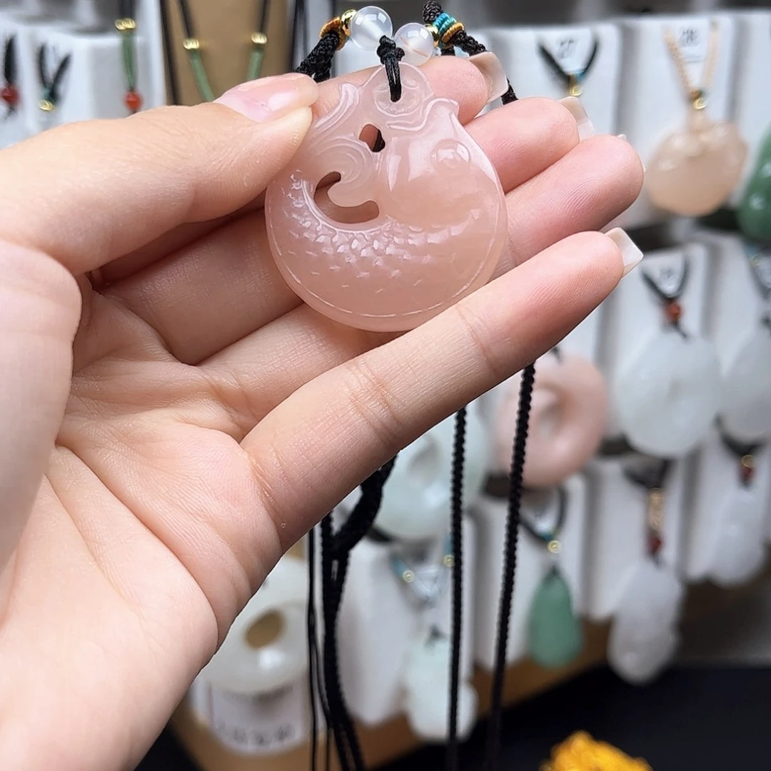 颈饰未镶嵌石英质玉