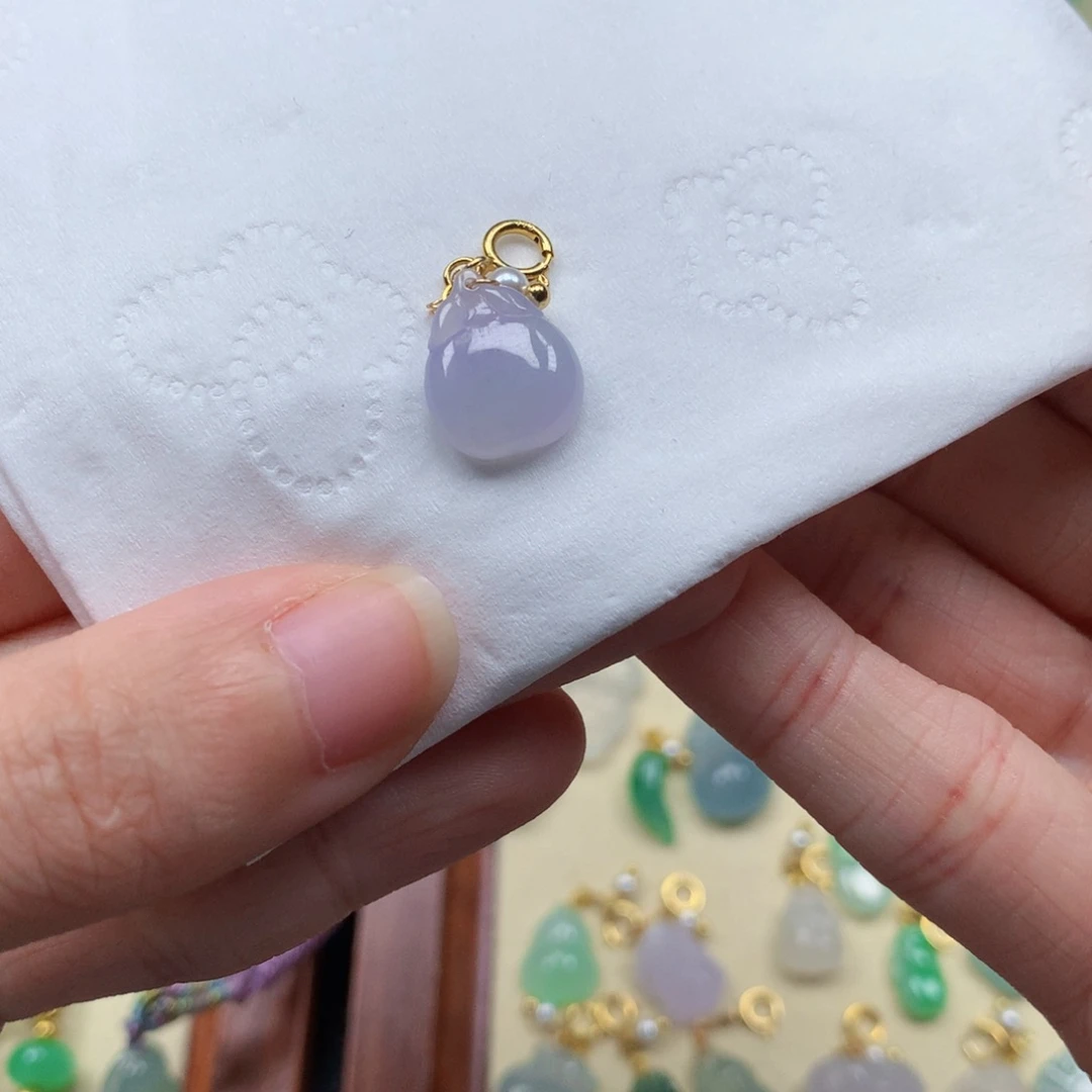 翡翠未镶嵌颈饰是