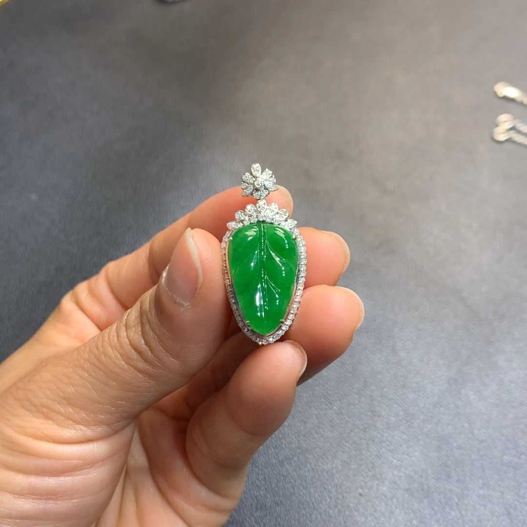 翡翠吊坠(不含链)18K金镶嵌