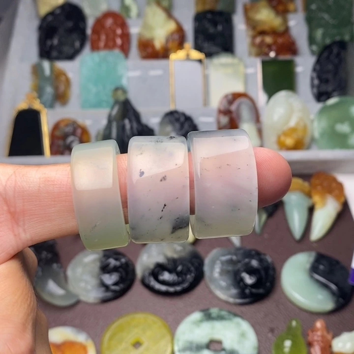 蛇纹石玉未镶嵌颈饰万*