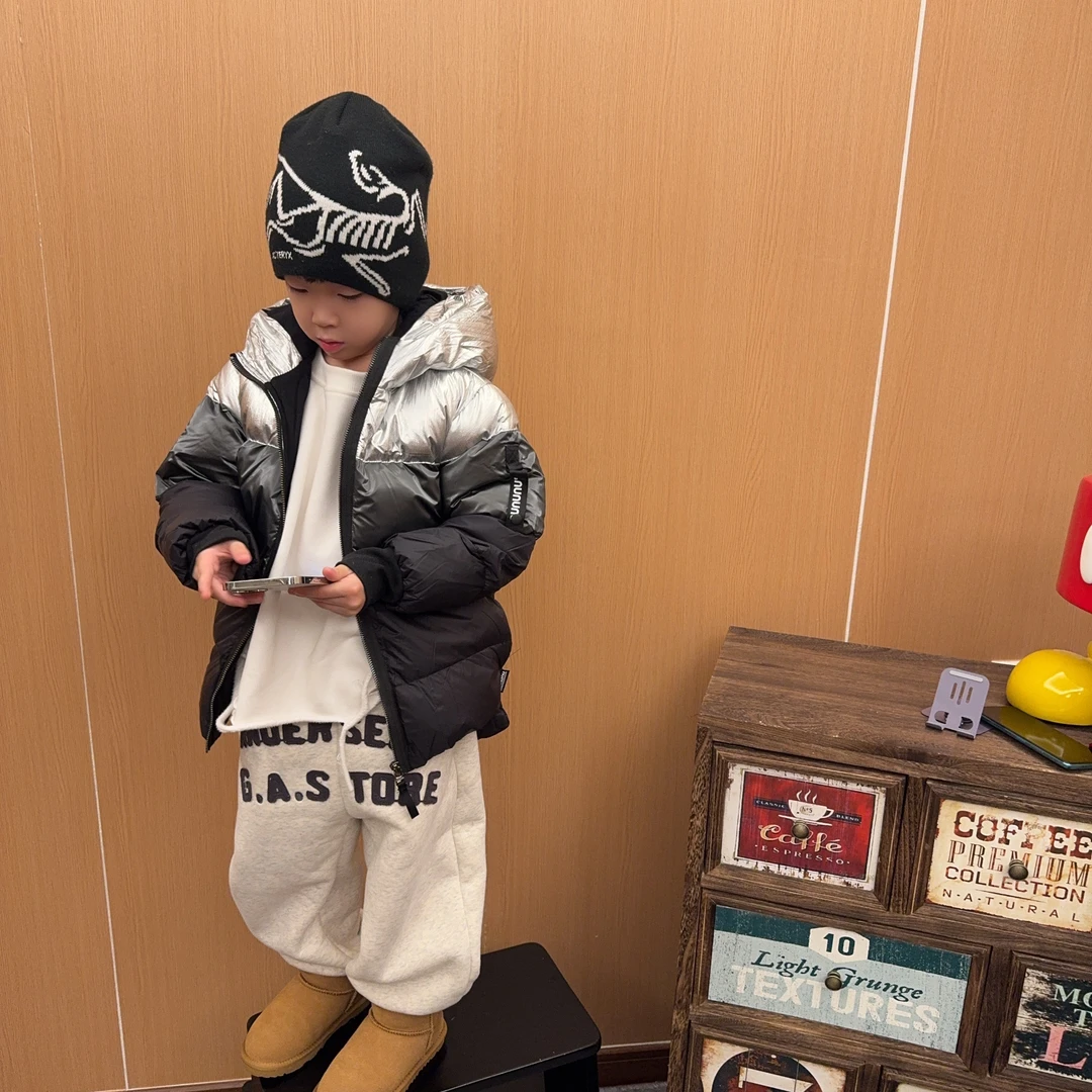 现货 儿童冬季涂鸦柔软90灰鸭绒免洗保暖连帽柔软拼色羽绒服
