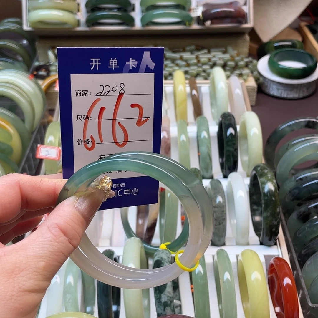 雏***朵蛇纹石玉未镶嵌手镯