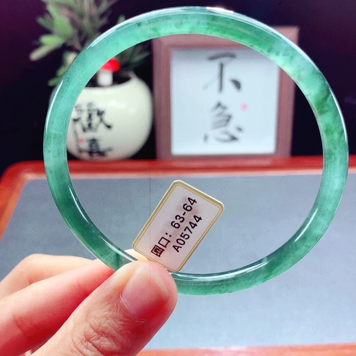 翡翠未镶嵌手镯圆镯
