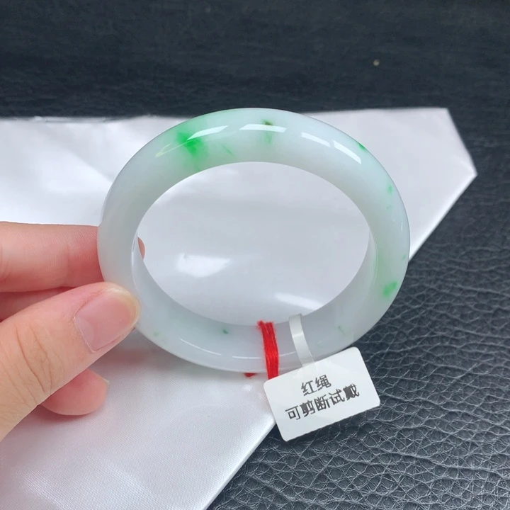 翡翠手镯未镶嵌。