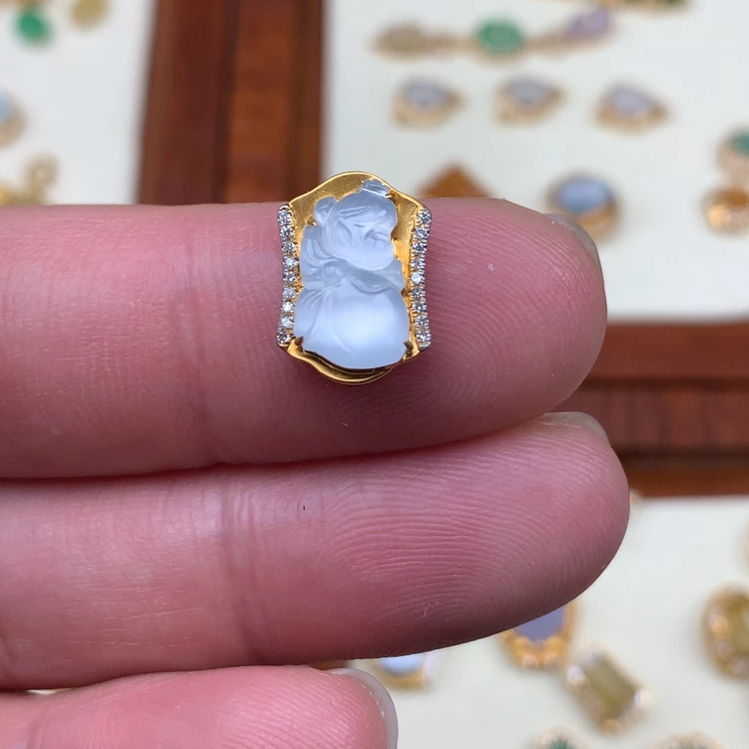 翡翠18K金镶嵌颈饰天使