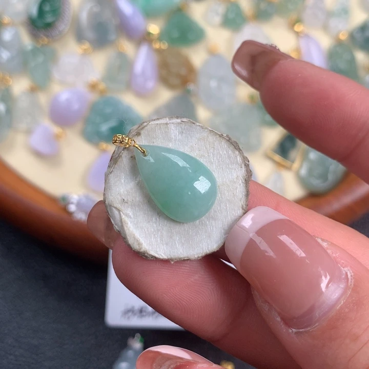 翡翠颈饰18K金镶嵌水滴