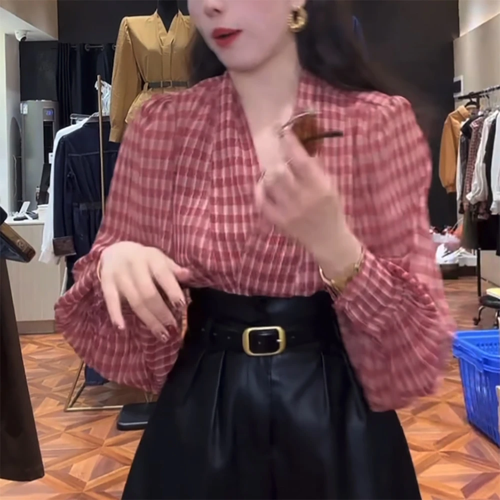 2025早秋新款V领红色格子衬衫女宽松显瘦时尚洋气减龄飘带上衣