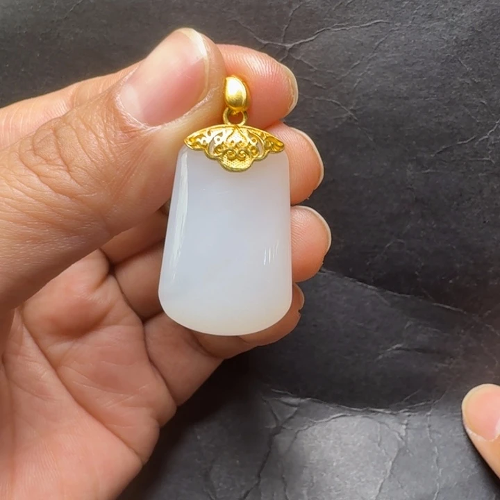 和田玉足金镶嵌颈饰