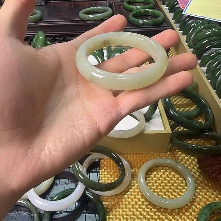姆***俊未镶嵌手镯和田玉