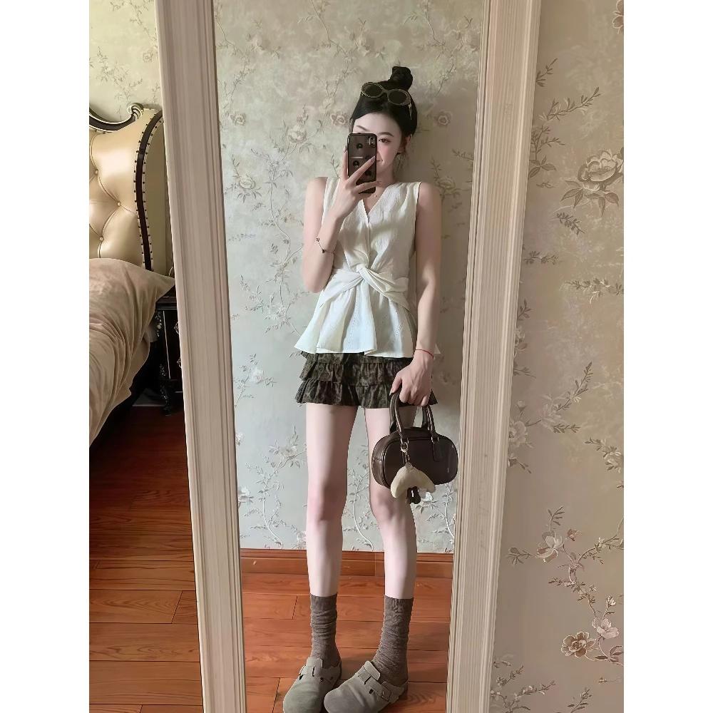 2025超火夏装一整套ootd穿搭无袖镂空上衣小衫辣妹碎花裙两件套装