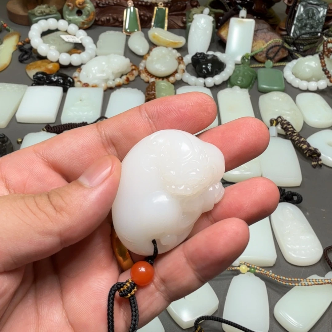 小***葛和田玉未镶嵌吊坠(赠链)