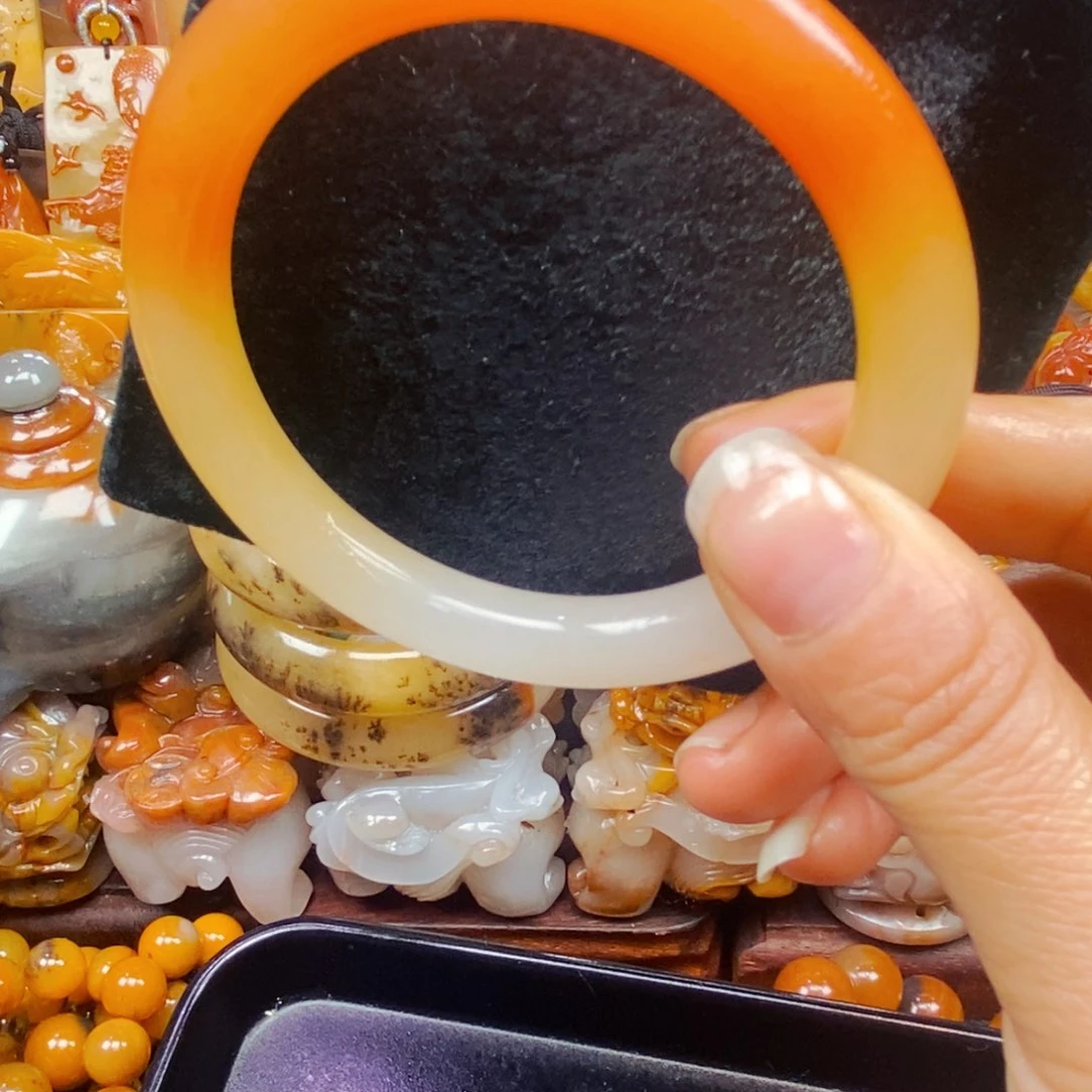 未镶嵌石英质玉（黄龙玉）颈饰