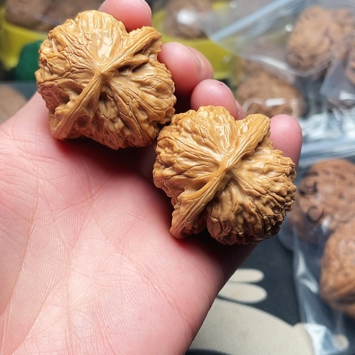文玩核桃把件梨木台
