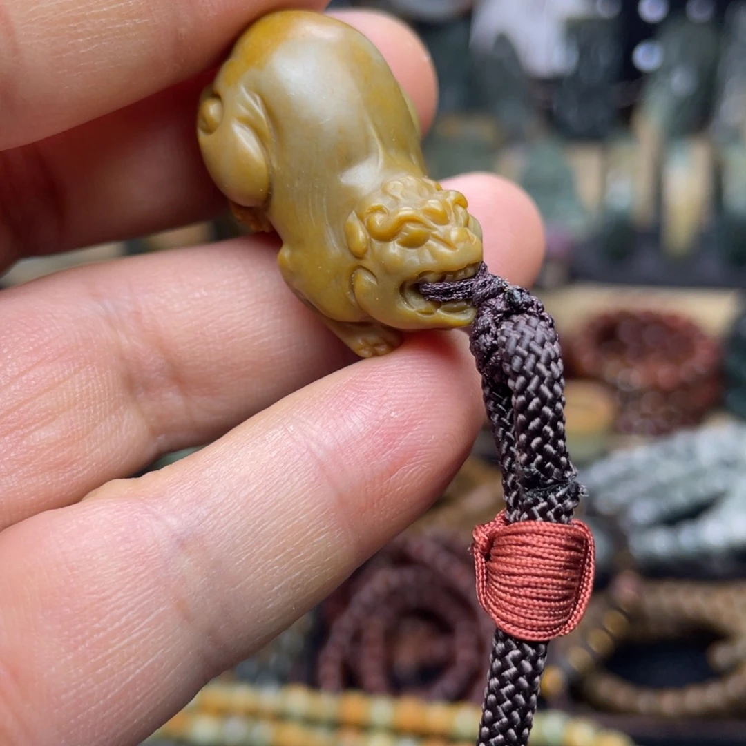 透闪石质玉未镶嵌颈饰