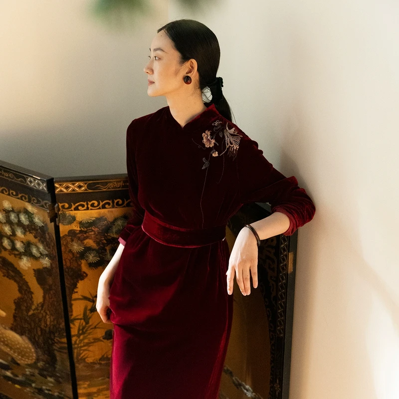 牧衣游原创 丝绒手工刺绣连衣裙女秋季红色宽松中式改良旗袍 苍陌