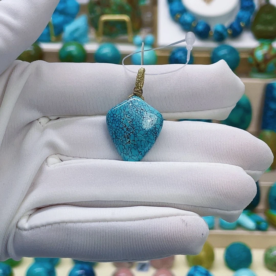 绿松石未镶嵌颈饰