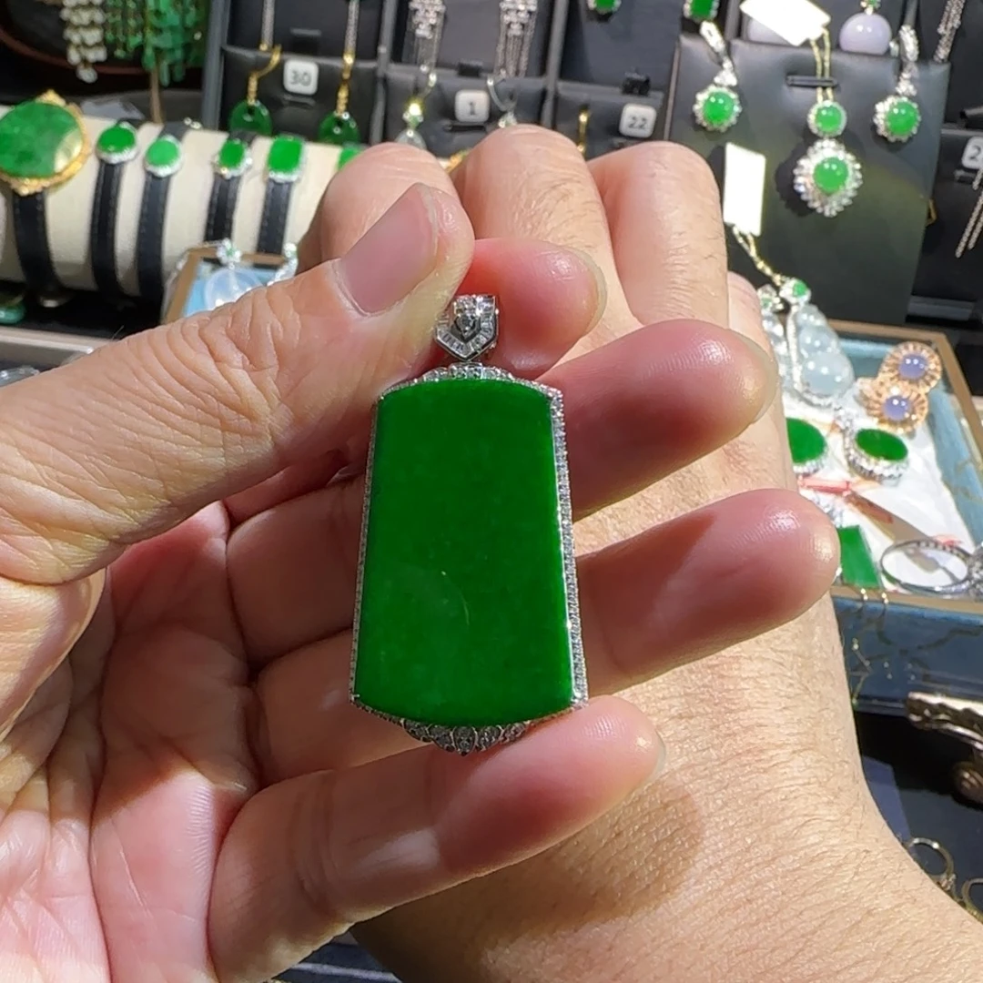 翡翠18K金镶嵌颈饰吊坠