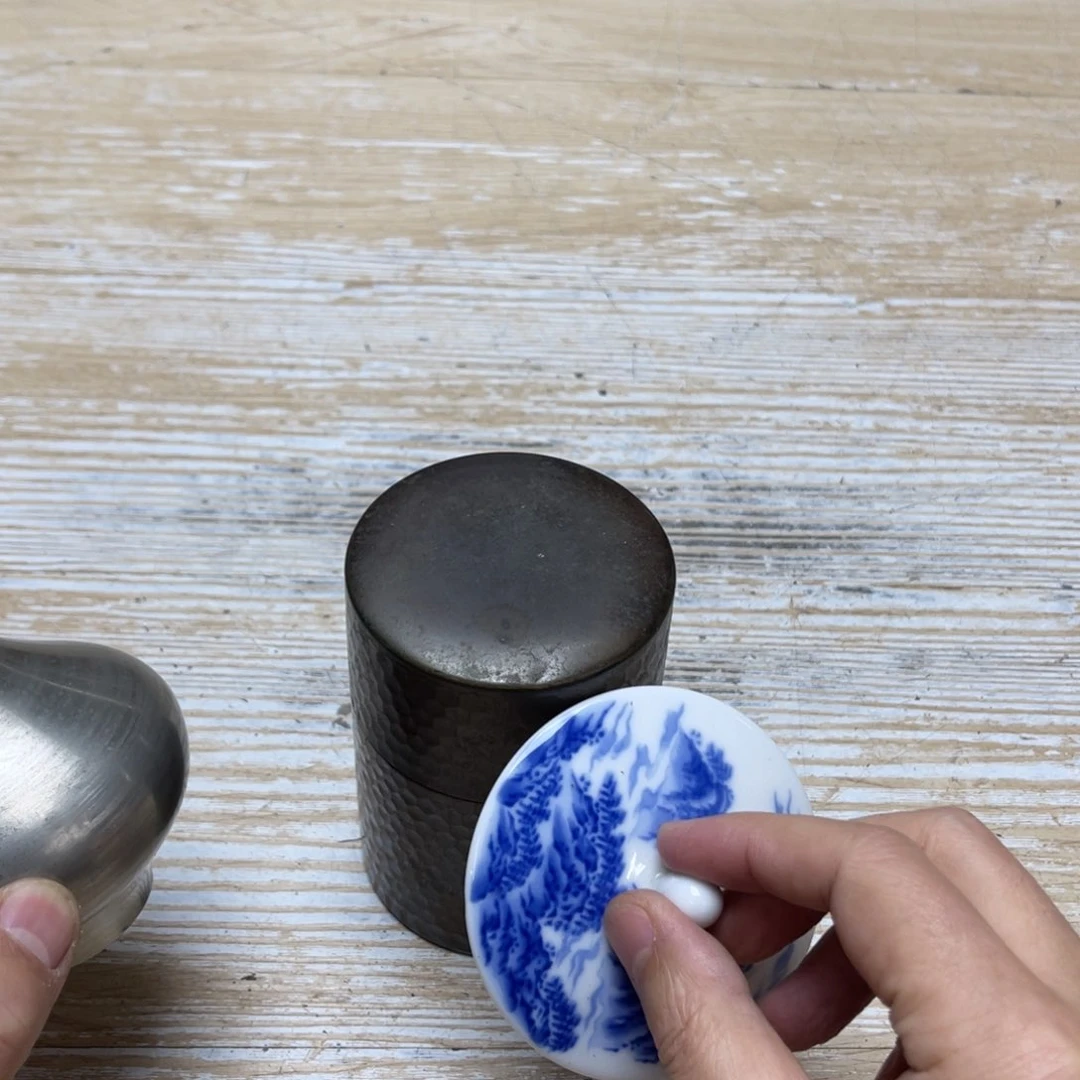 瓷片陨****际密密麻麻地排列着一个