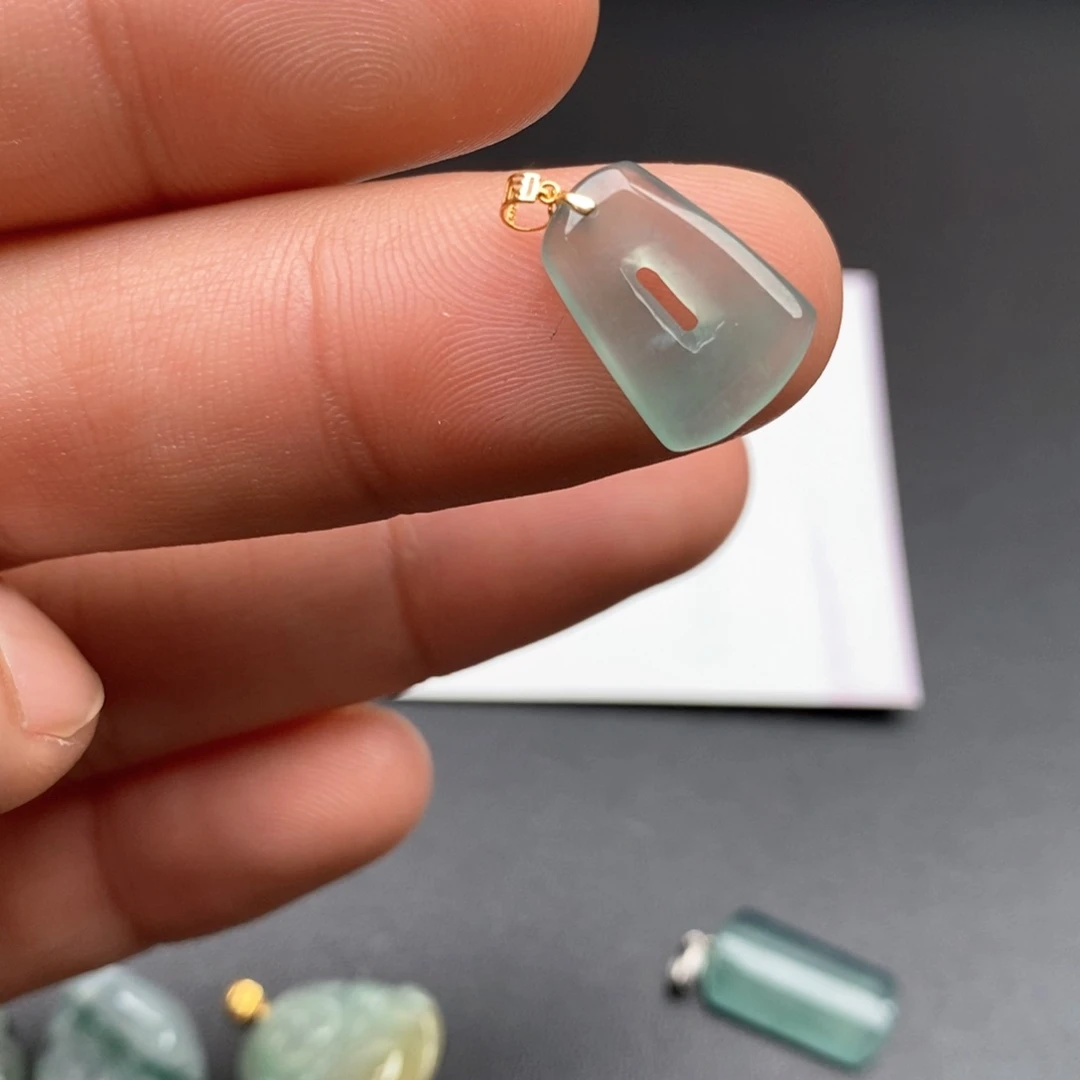 颈饰18K金镶嵌翡翠