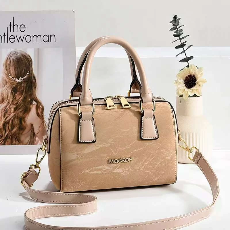 黑色斜挎包双层漆皮斜跨中性风百搭小方包