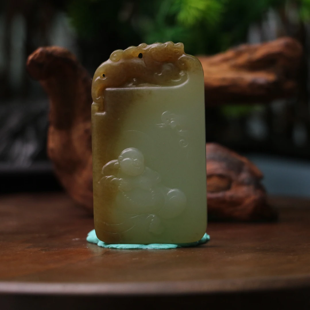 10和田玉且末糖青白佛公牌挂件/168978保利山东拍卖