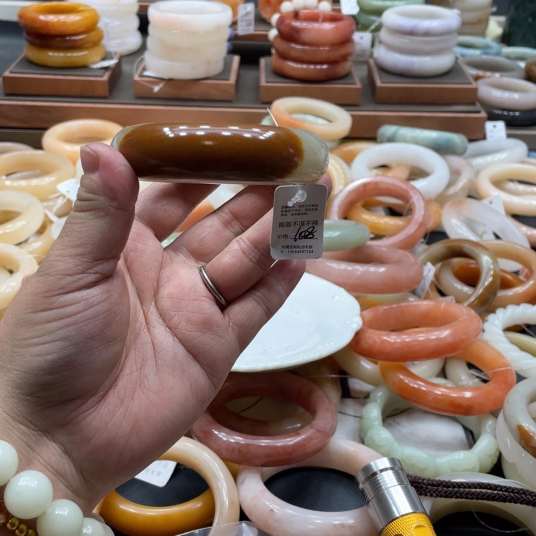 L***n未镶嵌手镯石英质玉