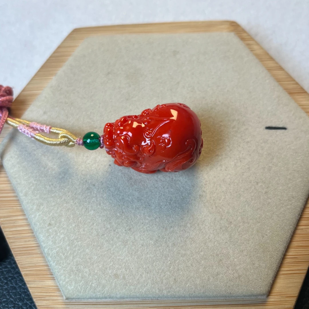 1022红色雕刻貔貅吊坠手把件