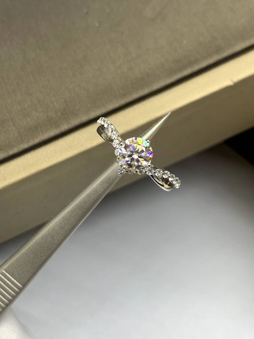 925银莫桑石银制品 为爱加冕1克拉925银莫桑石戒指女款