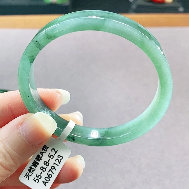 翡翠未镶嵌手镯（圆镯）